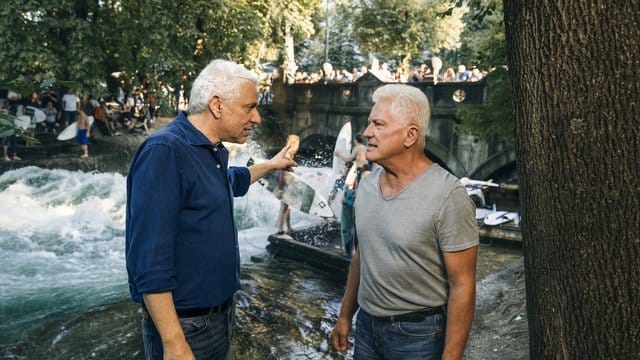 Die Kriminalhauptkommissare Franz Leitmayr (l, Udo Wachtveitl) und Ivo Batic (Miroslav Nemec) an der Eisbach-Welle. Die Kriminalhauptkommissare Franz Leitmayr (l, Udo Wachtveitl) und Ivo Batic (Miroslav Nemec) an der Eisbach-Welle.