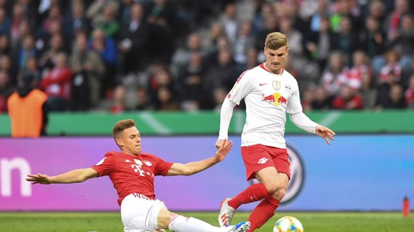 Leipzigs Timo Werner (r) im Duell mit Joshua Kimmich vom FC Bayern.