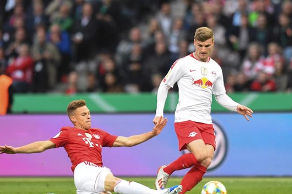 Leipzigs Timo Werner (r) im Duell mit Joshua Kimmich vom FC Bayern.