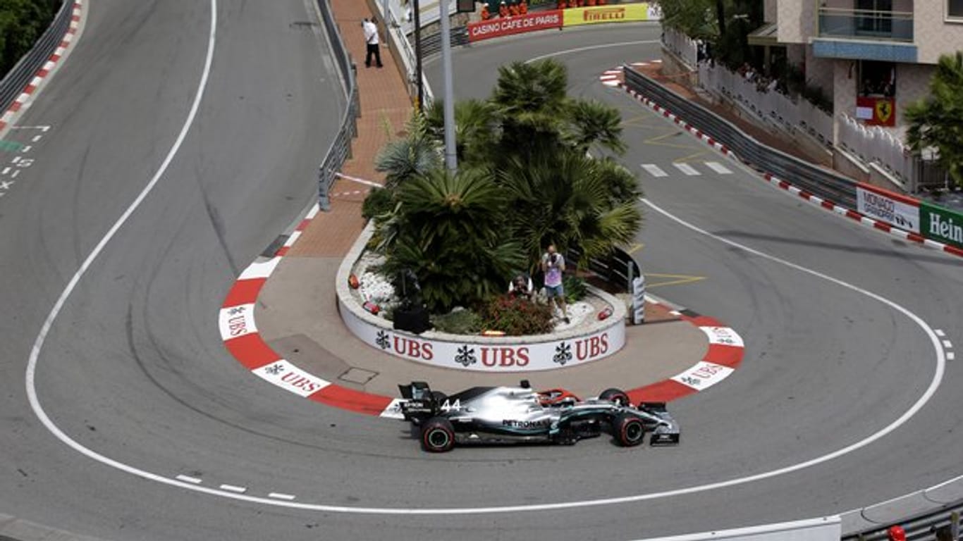 Mercedes-Pilot Lewis Hamilton rast durch Monaco.