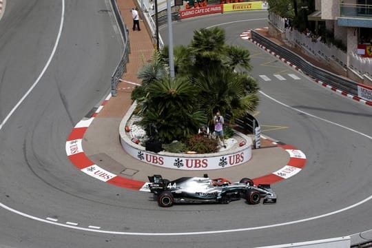 Mercedes-Pilot Lewis Hamilton rast durch Monaco.