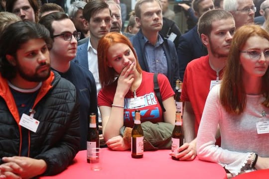 Es war abzusehen, aber es ist dennoch deprimierend: Anhänger der SPD reagieren niedergeschlagen auf die erste Prognose.