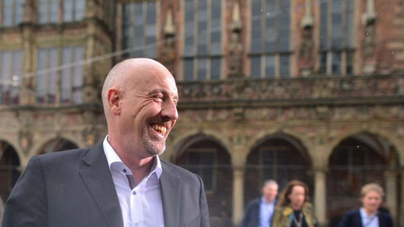 Der Spitzenkandidat der CDU, Carsten Meyer-Heder, lacht auf dem Weg in die Bürgerschaft.