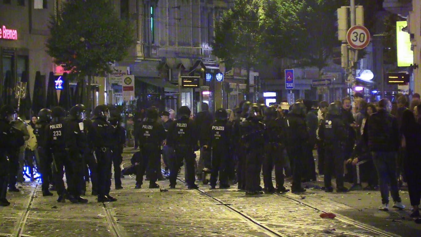 Bremen: Die Polizei ist im Einsatz, nachdem mindestens 300 Menschen die Sielwall-Kreuzung im Steintor-Viertel besetzt haben.