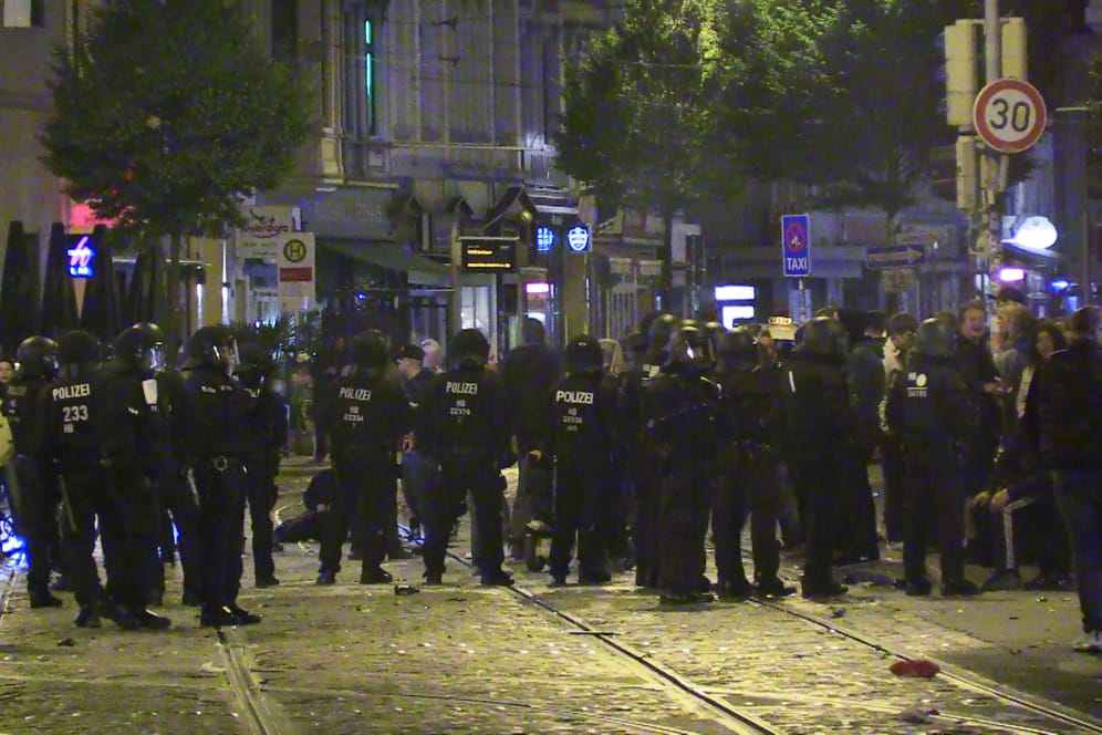 Bremen: Die Polizei ist im Einsatz, nachdem mindestens 300 Menschen die Sielwall-Kreuzung im Steintor-Viertel besetzt haben.