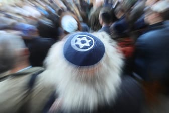 Die Kippa wird von jüdischen Männern als Zeichen ihres Glaubens traditionell den ganzen Tag lang getragen.