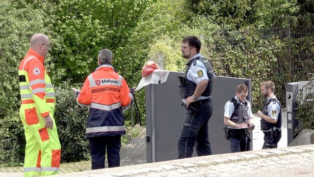 Polizisten und Rettungskräfte vor einem Wohnhaus in Tiefenbronn.