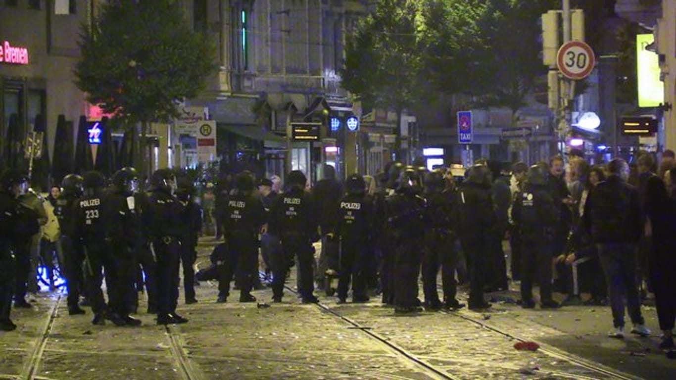 Polizisten lösen die Blockade im Steintor-Viertel auf.