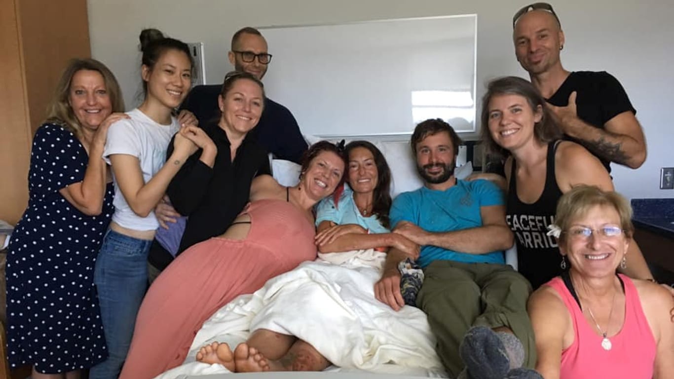 Amanda Eller (Mitte) nach ihrer Rettung im Krankenhaus in Maui: Sie überlebte zwei Wochen in der Wildnis, brach sich aber ein Bein.