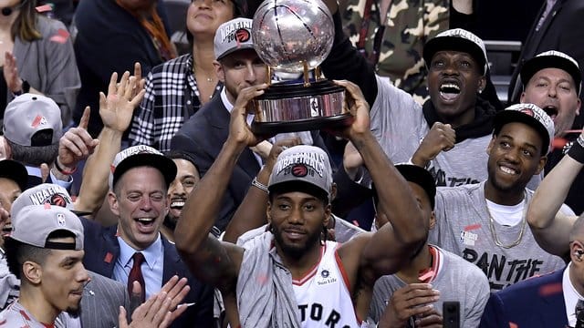 Raptors-Star Kawhi Leonard mit der Trophäe der Eastern Conference.