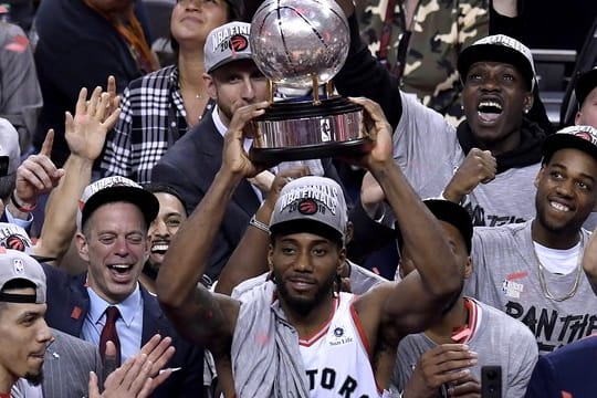 Raptors-Star Kawhi Leonard mit der Trophäe der Eastern Conference.