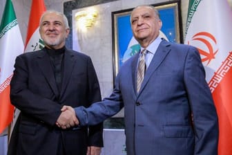 Iraks Außenminister Mohammed Ali Al-Hakim (r) begrüßt seinen iranischen Amtskollegen Mohammed Dschawad Sarif in Bagdad.