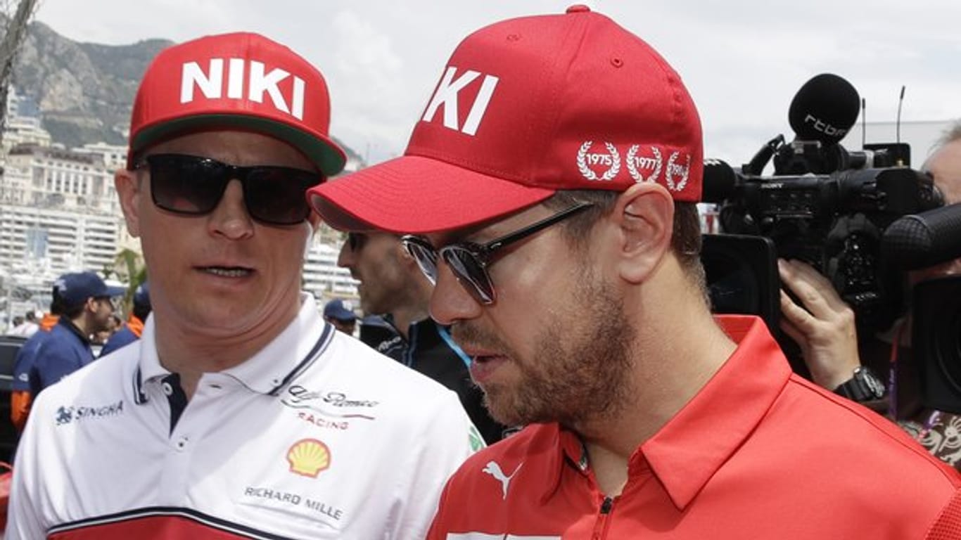 Sebastian Vettel (r) und Kimi Räikkönen mit NIKI-Kappen.