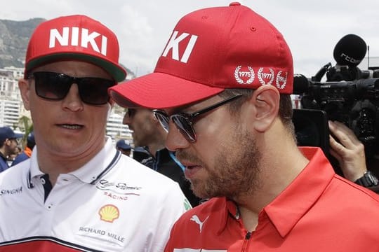 Sebastian Vettel (r) und Kimi Räikkönen mit NIKI-Kappen.