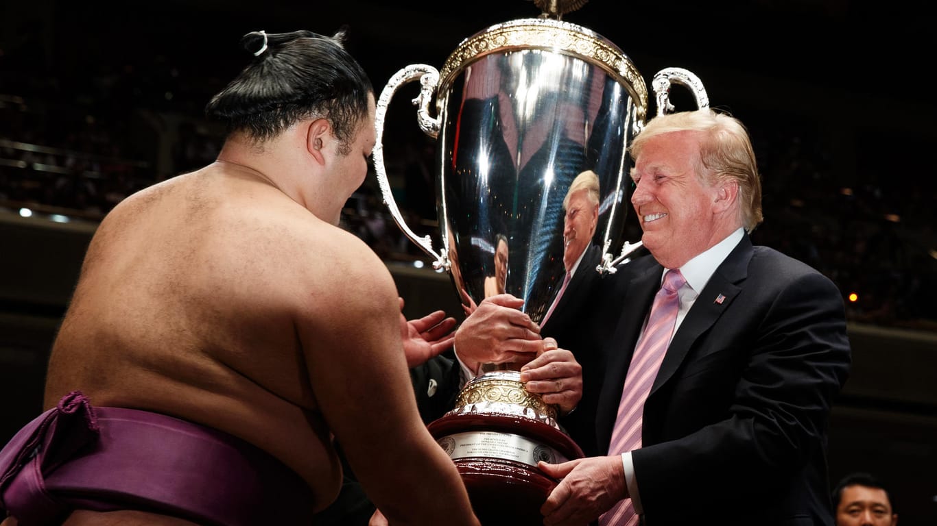 Donald Trump: Der US-Präsident übergibt in Tokio den Siegerpokal beim Sumo-Turnier.