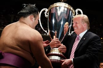 Donald Trump: Der US-Präsident übergibt in Tokio den Siegerpokal beim Sumo-Turnier.