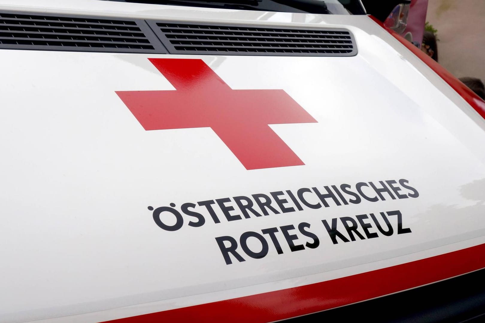 Österreichisches Rotes Kreuz (Symbolfoto): Ein Mountainbiker ist von einer Brücke gestürzt.