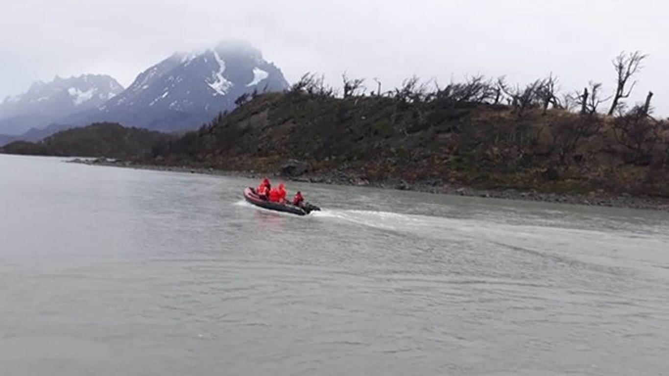 Ein Rettungsteam der Forstbehörde CONAF durchsucht einen See des Nationalparks Torres del Paine, nachdem ein deutscher Forscher als vermisst gemeldet wurde.