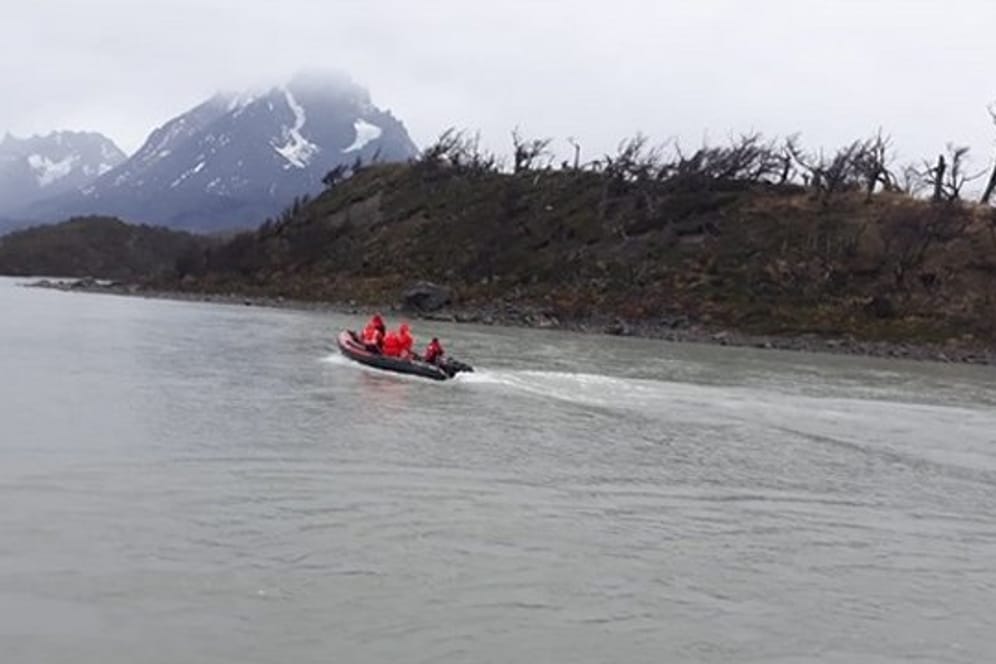 Ein Rettungsteam der Forstbehörde CONAF durchsucht einen See des Nationalparks Torres del Paine, nachdem ein deutscher Forscher als vermisst gemeldet wurde.