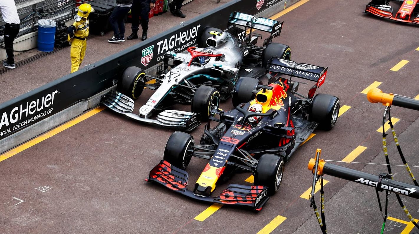 Valtteri Bottas (links) und Max Verstappen (rechts) berühren sich in der Boxengasse.