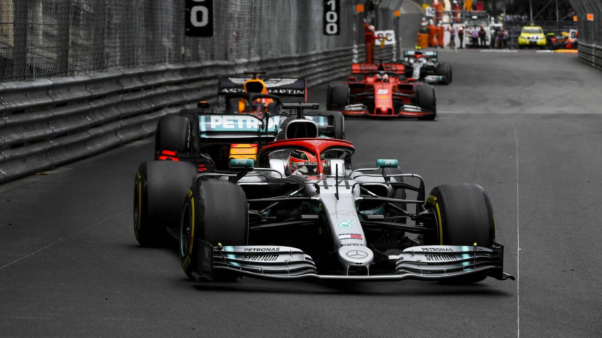 Lewis Hamilton (vorne) fährt der Konkurrenz auch in Monaco davon.