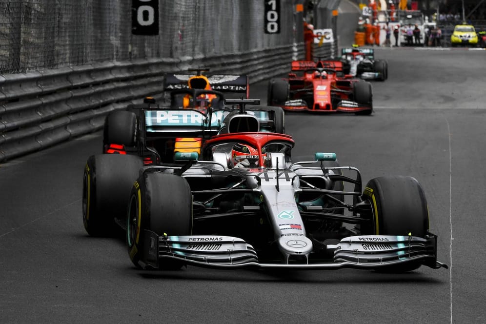 Lewis Hamilton (vorne) fährt der Konkurrenz auch in Monaco davon.