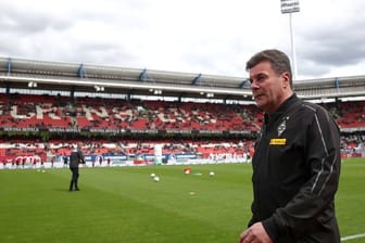 Trainer Dieter Hecking muss Borussia Mönchengladbach verlassen.