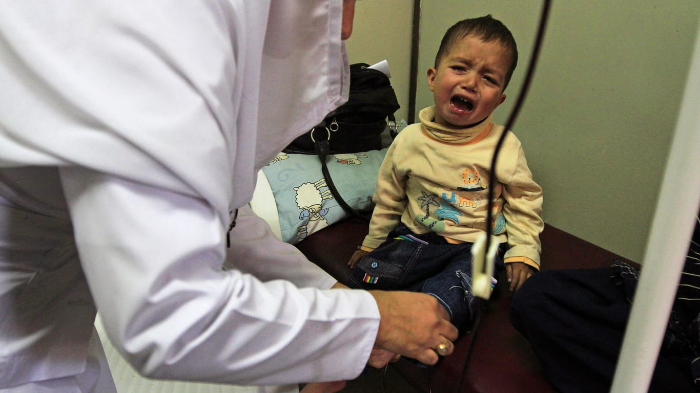 Ein pakistanisches Kind in einem Krankenhaus (Symbolbild): Hunderte Kinder in Pakistan wurden mit HIV infiziert.