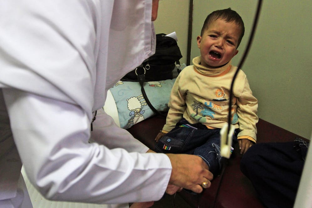 Ein pakistanisches Kind in einem Krankenhaus (Symbolbild): Hunderte Kinder in Pakistan wurden mit HIV infiziert.