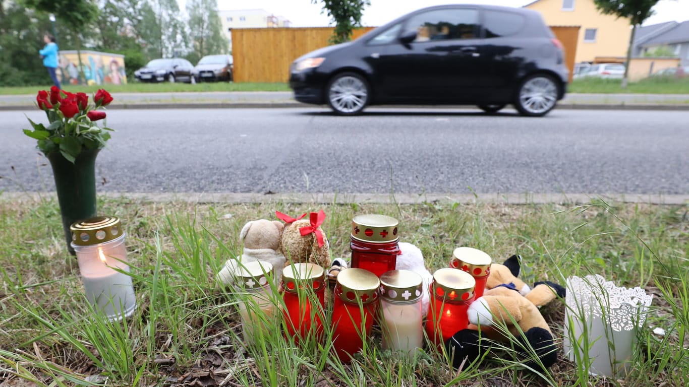 Blumen, Kerzen und Plüschtiere am Straßenrand: Hier wurde am Samstag ein unbekleideter, toter Säugling gefunden.
