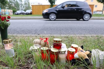 Blumen, Kerzen und Plüschtiere am Straßenrand: Hier wurde am Samstag ein unbekleideter, toter Säugling gefunden.