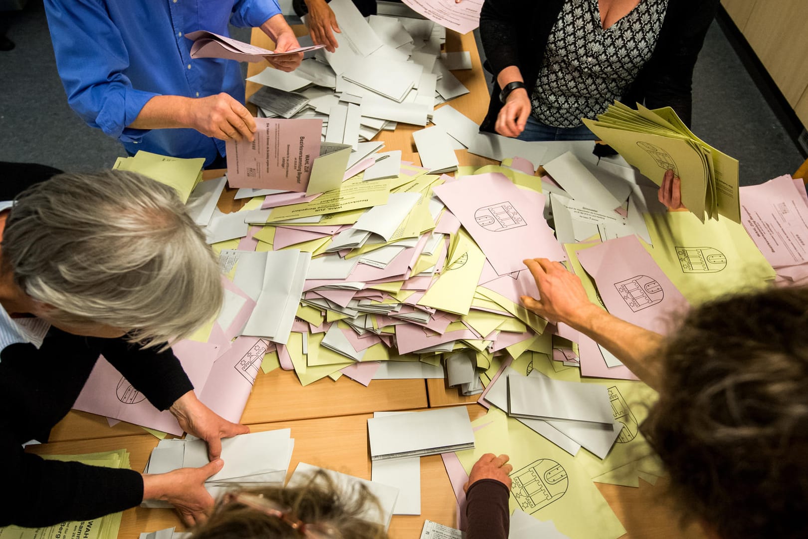 Auszählung zur Europawahl und zur Bezirksversammlungswahl in Hamburg