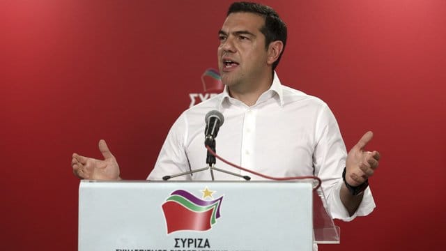 Der griechische Ministerpräsident Alexis Tsipras will vorgezogene Parlamentswahlen, weil seine linke Regierungspartei Syriza bei der Europawahl schlecht abgeschnitten hat. Der griechische Ministerpräsident Alexis Tsipras will vorgezogene Parlamentswahlen, weil seine linke Regierungspartei Syriza bei der Europawahl schlecht abgeschnitten hat.