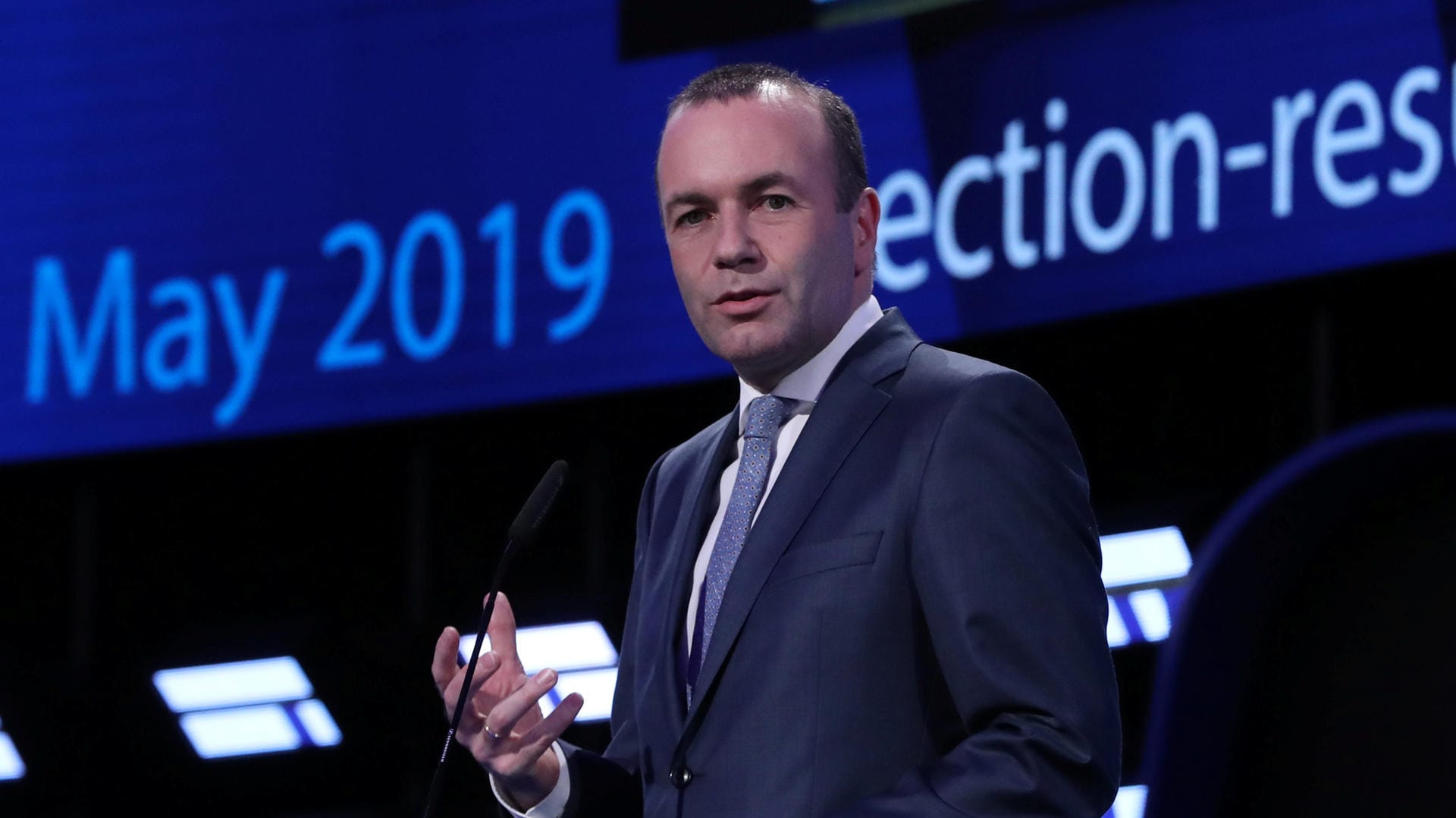 Spitzenkandidat Manfred Weber spricht in Brüssel: Die ersten amtlichen Endergebnisse aus Deutschland liegen vor.