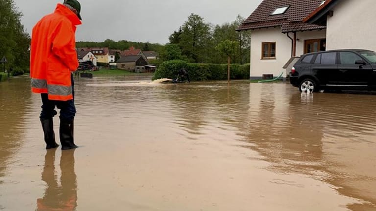 Überflutete Straßen: Bei Überschwemmungen am Haus greift der Versicherungsschutz nur, wenn eine Absicherung für Naturgefahren besteht.
