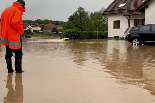 Überflutete Straßen: Bei Überschwemmungen am Haus greift der Versicherungsschutz nur, wenn eine Absicherung für Naturgefahren besteht.