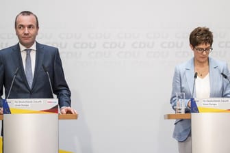 Spitzenkandidat der EVP Manfred Weber und CDU-Parteivorsitzende Annegret Kramp-Karrenbauer bei einer Pressekonferenz nach der Wahl: Für beide wird der Job schwer werden in den kommenden Tagen.