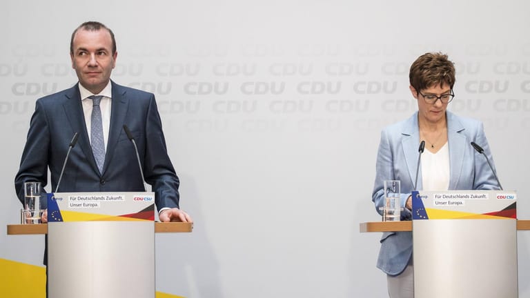 Spitzenkandidat der EVP Manfred Weber und CDU-Parteivorsitzende Annegret Kramp-Karrenbauer bei einer Pressekonferenz nach der Wahl: Für beide wird der Job schwer werden in den kommenden Tagen.