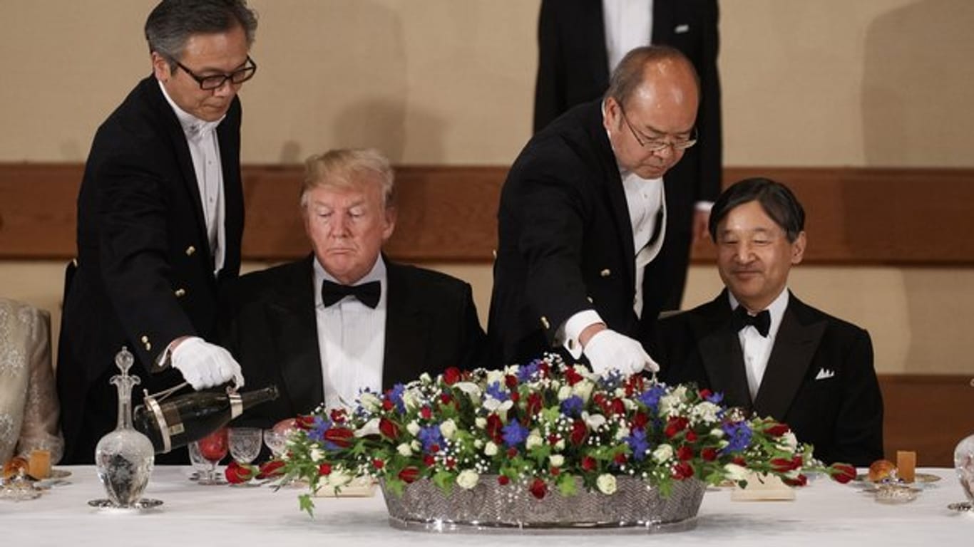 Donald Trump und Kaiser Naruhito von Japan während des Staatsbanketts im Kaiserpalast.