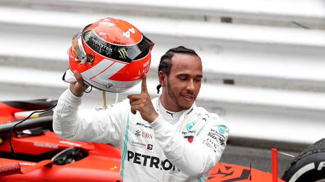 Lewis Hamilton zeigt nach seinem Sieg in Monaco auf seinen Helm mit der Aufschrift Niki Lauda.