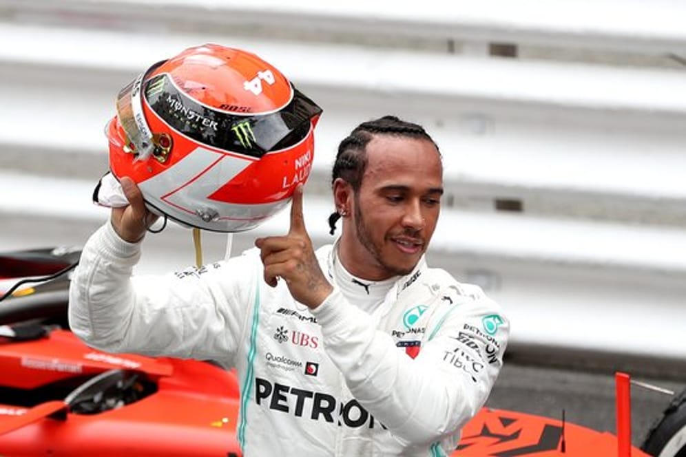 Lewis Hamilton zeigt nach seinem Sieg in Monaco auf seinen Helm mit der Aufschrift Niki Lauda.