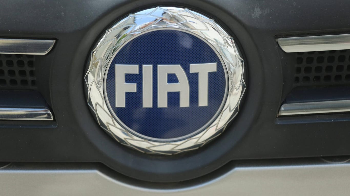 Logo Fiat: Fiat Chrysler führt unter anderen die Marken Alfa Romeo, Fiat, Chrysler, Dodge, Jeep oder Maserati.