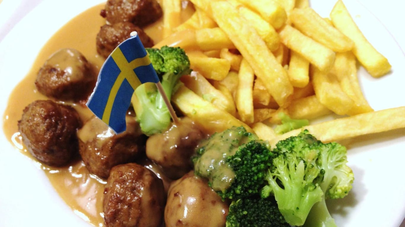 Köttbullar bei Ikea: Die schwedischen Fleischbällchen werden mit Sahnesoße oder Preiselbeersoße serviert. (Archivbild)