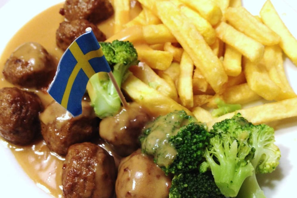 Köttbullar bei Ikea: Die schwedischen Fleischbällchen werden mit Sahnesoße oder Preiselbeersoße serviert. (Archivbild)
