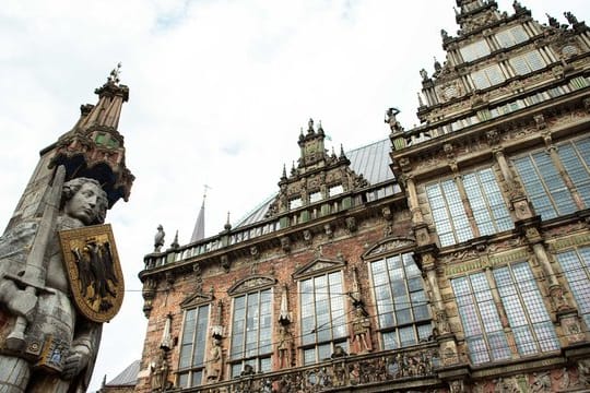 Ein Blick auf den Roland (l) neben dem Alten Rathaus in Bremen.