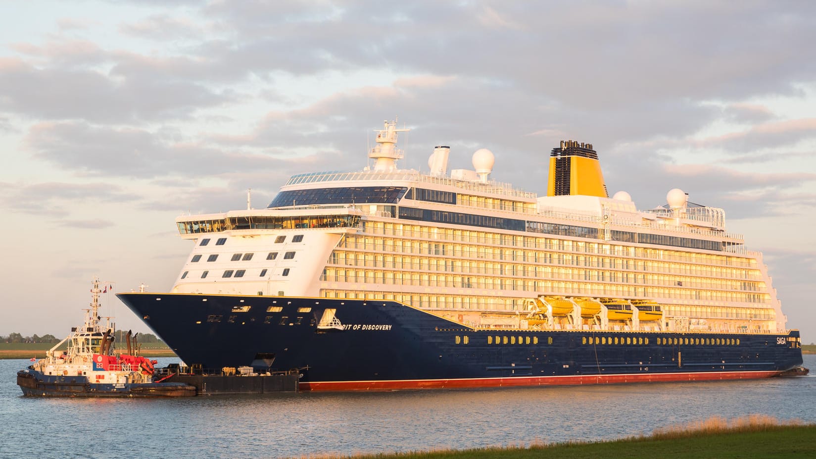 Das Kreuzfahrtschiff "Spirit of Discovery" fährt über die Ems: 999 Passagiere finden auf dem Schiff Platz.