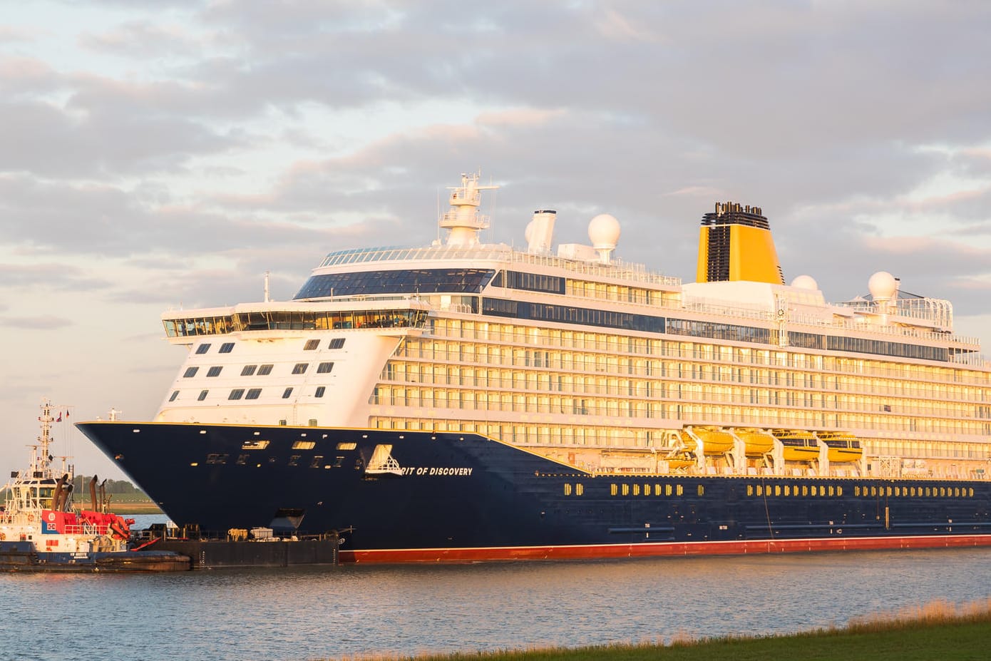 Das Kreuzfahrtschiff "Spirit of Discovery" fährt über die Ems: 999 Passagiere finden auf dem Schiff Platz.