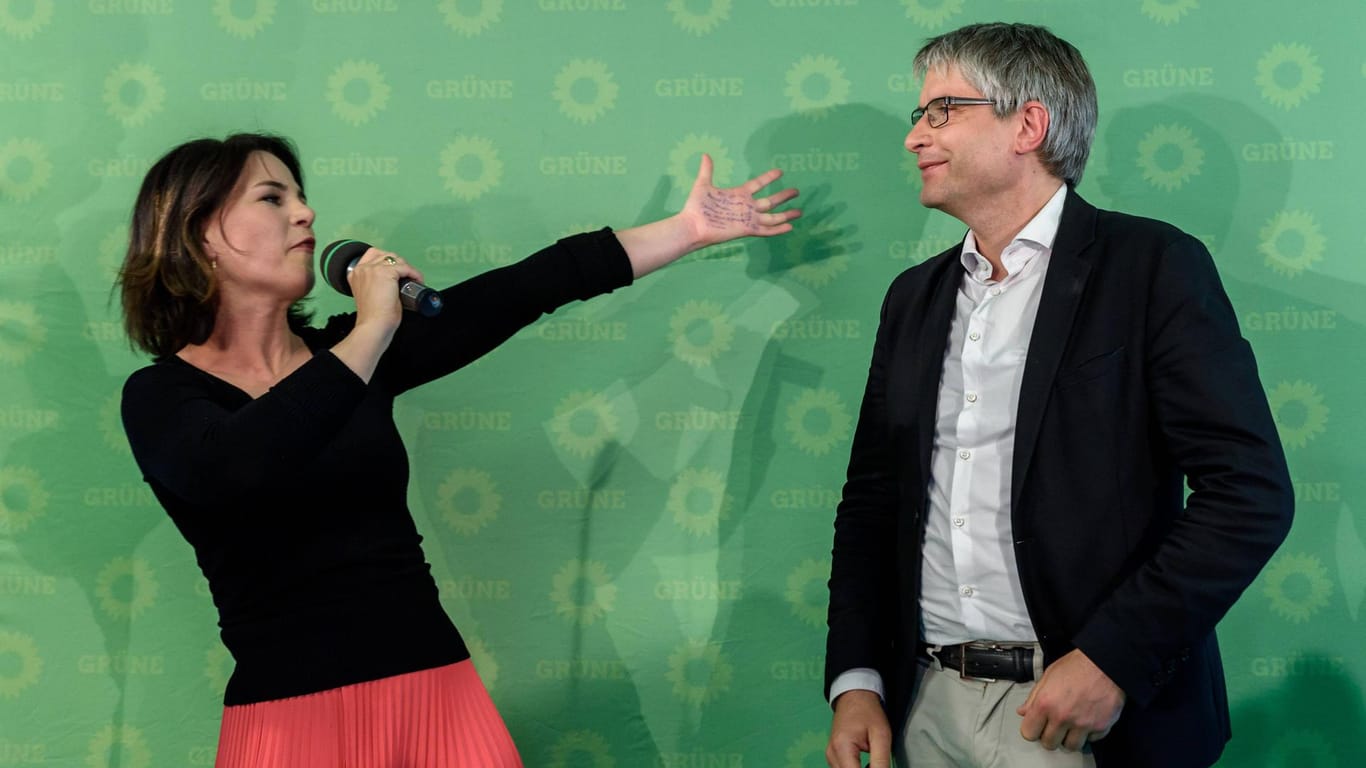 Annalena Baerbock und Sven Giegold bei ihrem Statement zum Wahlergebnis: Die Grünen haben es geschafft, zweitstärkste Kraft zu werden.