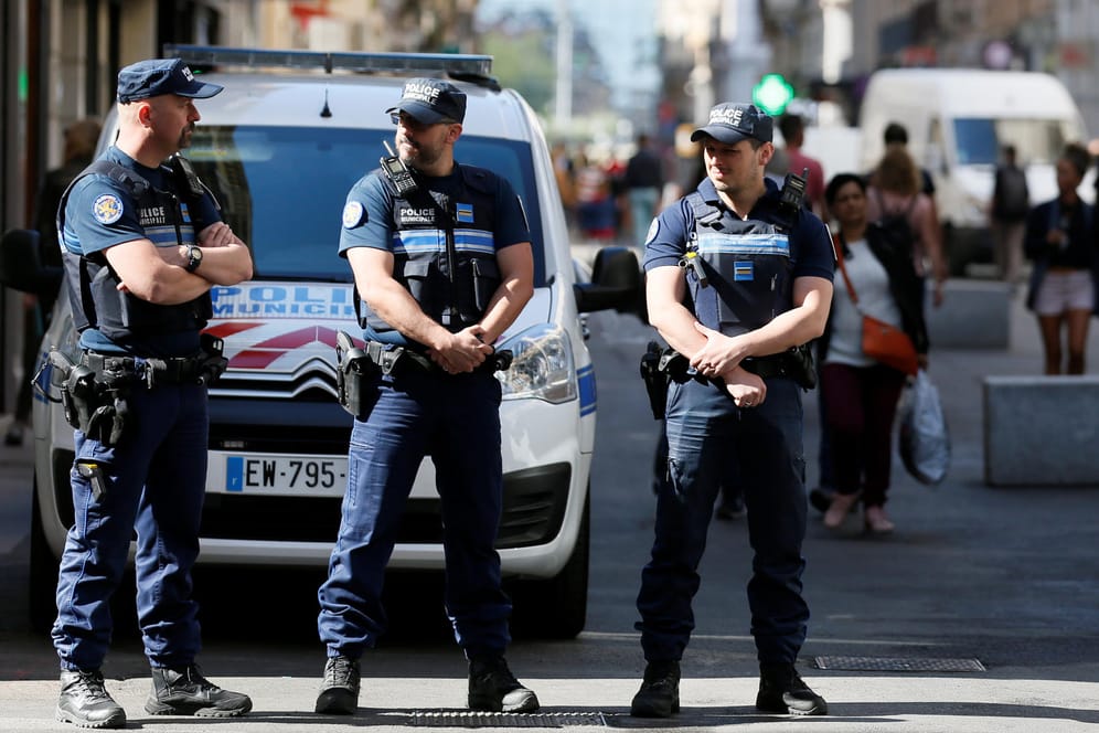 Polizisten in der Innenstadt von Lyon: Dort waren am Freitag 13 Menschen bei einer Explosion verletzt worden.
