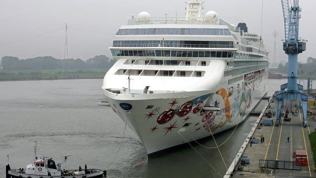 Der Kreuzfahrtschiff "Norwegian Pearl": Der Luxusliner hat das erste Mal in Rostock festgemacht.